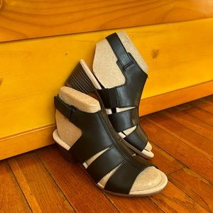 Brand new!! Clarks Valarie Dalia, women’s sandals, leather, Size 7 women’s